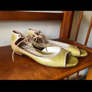 Fluevog green leather flat sandals size 9
